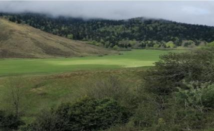 Plateau du Bénou dans les Chainons Béarnais, Vallée d’Ossau. La pyramide au centre de l’image est constituée de roches du manteau (des lherzolites), où des émanations d’hydrogène natif ont été détectées (crédit photo : Charles Aubourg)