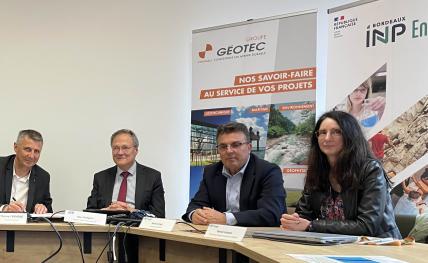 Lundi 19 mai 2025, l’ENSEGID-Bordeaux INP et le Groupe GEOTEC ont officialisé la signature d’un partenariat stratégique. Cet accord marque une volonté commune de renforcer la formation, la professionnalisation et l’innovation dans les domaines de la géotechnique et de l’environnement.  La cérémonie s’est tenue en présence de nombreuses personnalités des deux entités, dont Marc Phalippou, Directeur Général de Bordeaux INP, Adrian Cerepi, Directeur de l’ENSEGID, et plusieurs représentants du Groupe GEOTEC : T