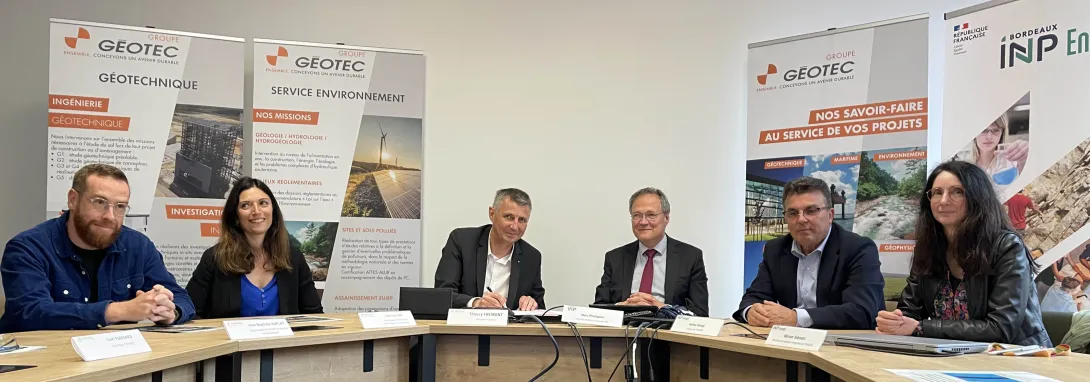 Lundi 19 mai 2025, l’ENSEGID-Bordeaux INP et le Groupe GEOTEC ont officialisé la signature d’un partenariat stratégique. Cet accord marque une volonté commune de renforcer la formation, la professionnalisation et l’innovation dans les domaines de la géotechnique et de l’environnement.  La cérémonie s’est tenue en présence de nombreuses personnalités des deux entités, dont Marc Phalippou, Directeur Général de Bordeaux INP, Adrian Cerepi, Directeur de l’ENSEGID, et plusieurs représentants du Groupe GEOTEC : T